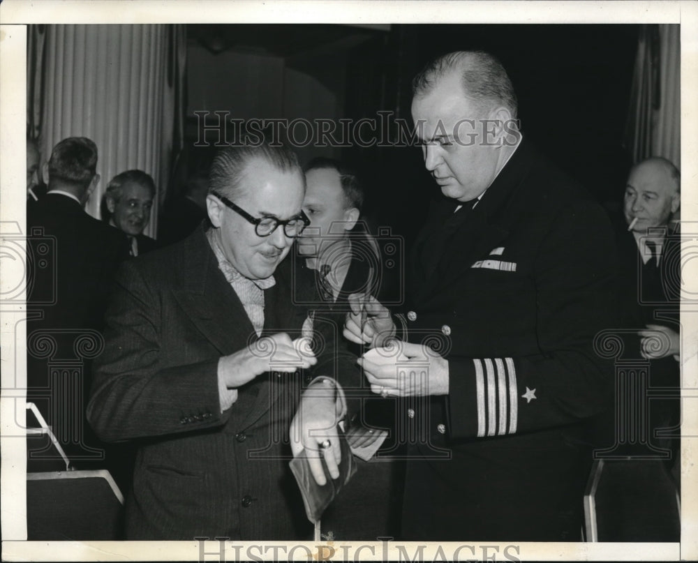 1943 Press Photo Scripps-Howard Newspaper Chief Roy Howard w/ Capt. L. Lovette-Historic Images