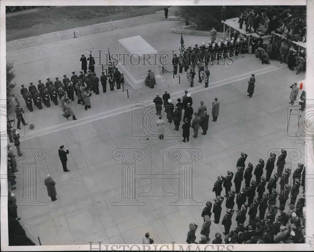 1945 Press Photo Pres.Truman placed wreath at the Tom of Unknown Soldiers.-Historic Images