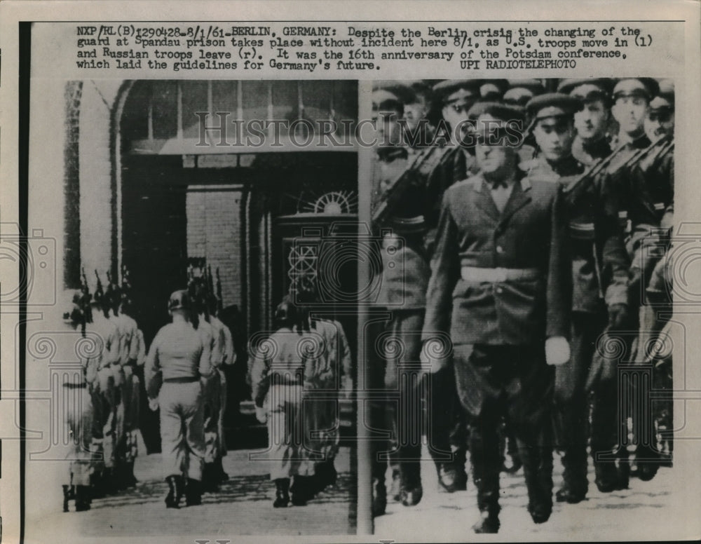 1961 Press Photo US Troops move in and Russian troops in Berlin, Germany-Historic Images