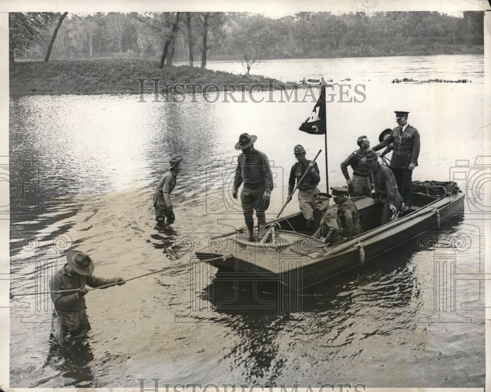 1931 Press Photo Maj.Gen. L.R. Holbrook being hauled ashore at Washington.-Historic Images