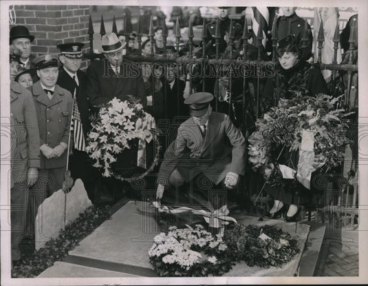 1936 Col. C. R. Day lay wreath on Benjamin Franklin's grave - Historic Images