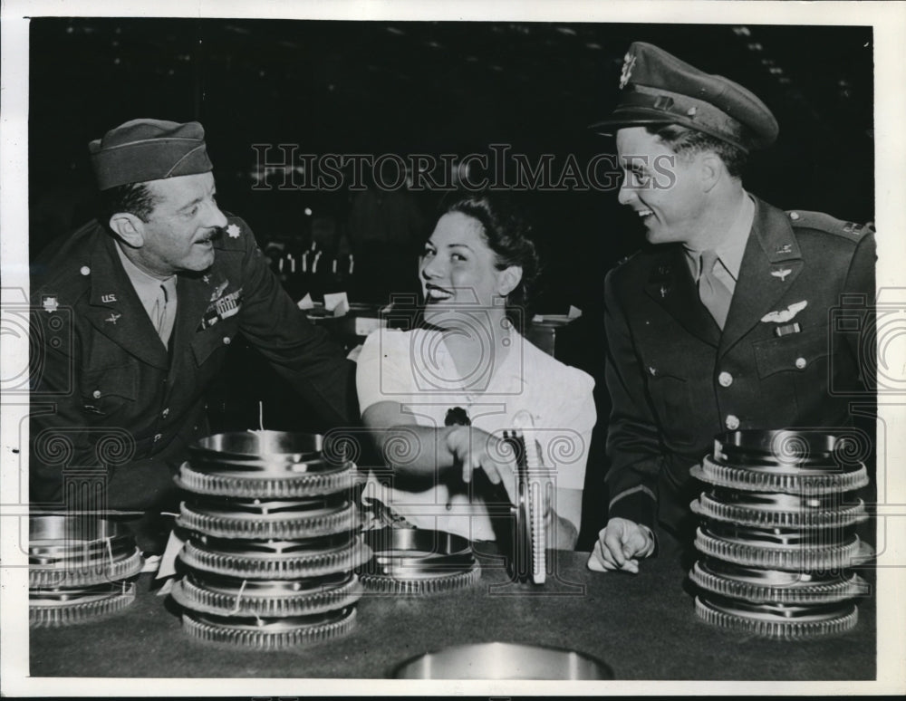 1942 Capt.Hewett Wheles Hero Far East Fortress at Plane Plant in Ill - Historic Images