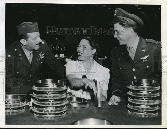 1942 Capt.Hewett Wheles Hero Far East Fortress at Plane Plant in Ill - Historic Images