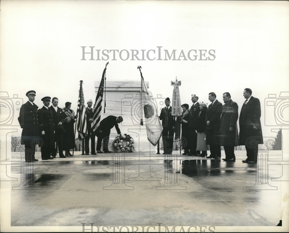 1934 Rev.Robert White placed wreath at the Tomb of Unknown Soldier. - Historic Images