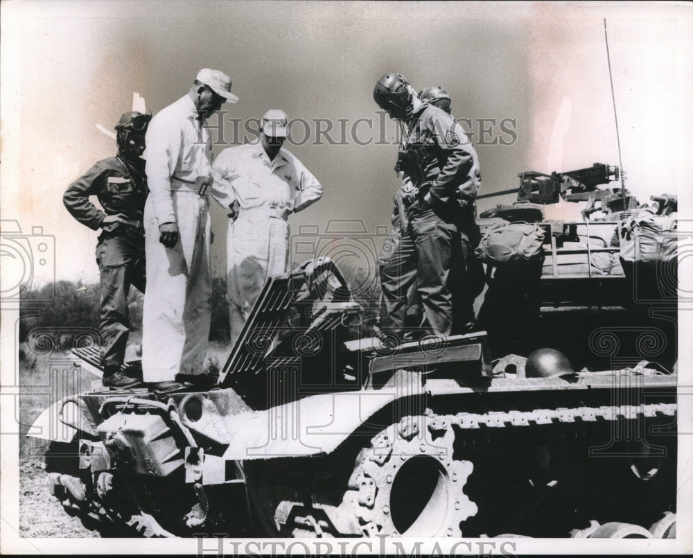 1955 Press Photo Civilian Expert supervise maintenance of Tank Transmission.-Historic Images