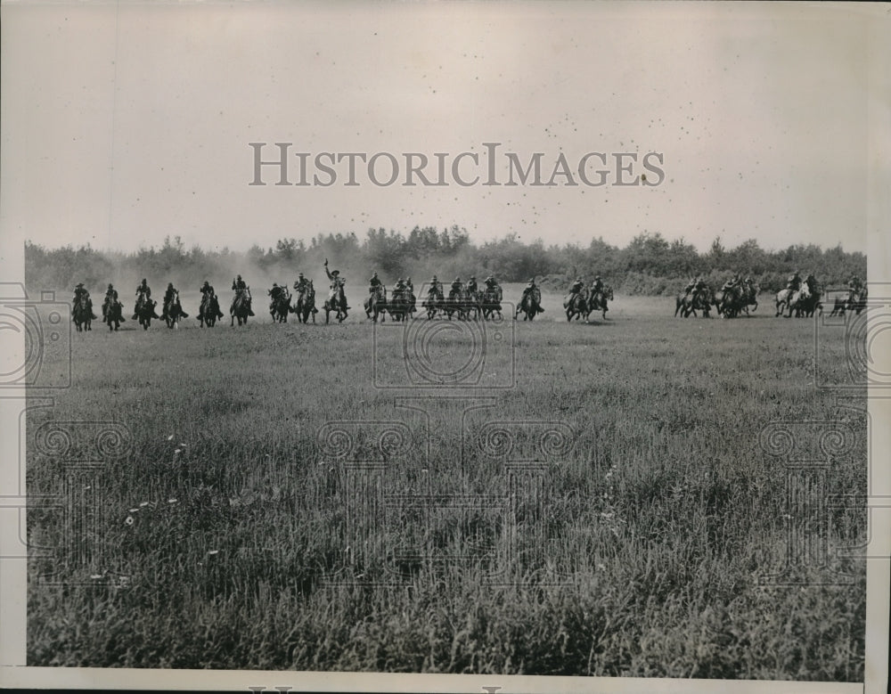 1935 3rd Cavalry during peace time maneuvers in Stirlingville N.Y. - Historic Images