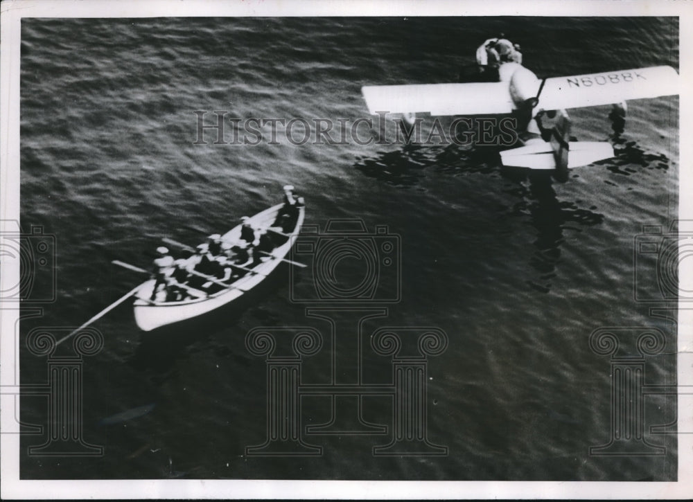 1951 Press Photo Guardsmen row to the rescue of the passengers of the plane. - Historic Images