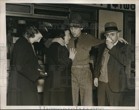 1940 Press Photo NYC, Pvt J Mihal.27th squad with parents, NY Natl Guard-Historic Images