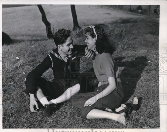 1945 Press Photo NYC, ,S/1c & Mrs F Sardinna honeymoon at Central Park-Historic Images