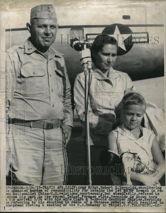 1957 Press Photo Travis AFB, Calif. Army MSgt Rbt Reynolds & his family - Historic Images