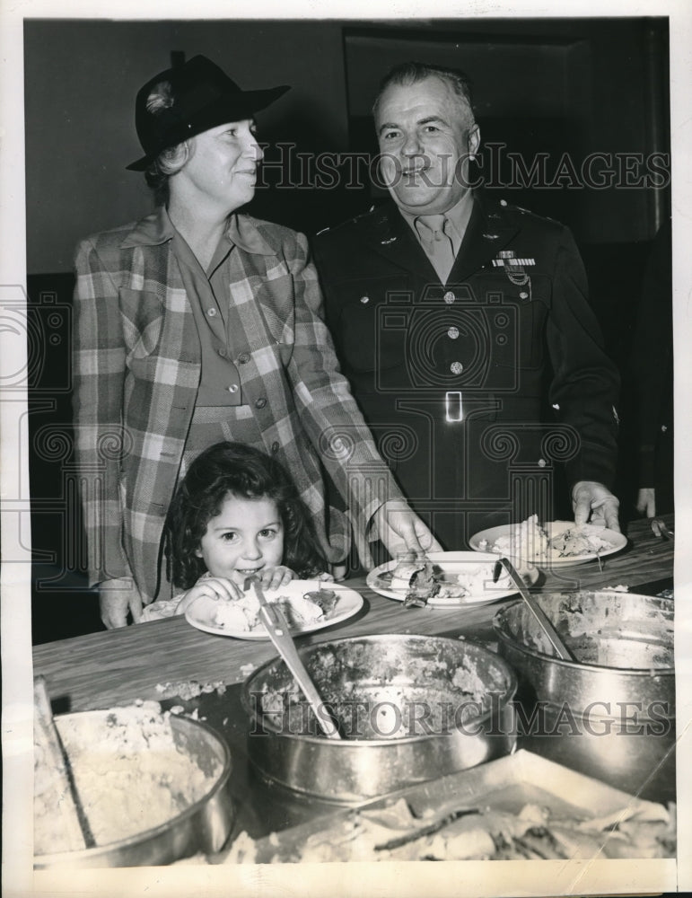 1943 Press Photo Capt &amp; Mrs Gordon Lewis &amp; daughter at turkey dinner in NYC - Historic Images