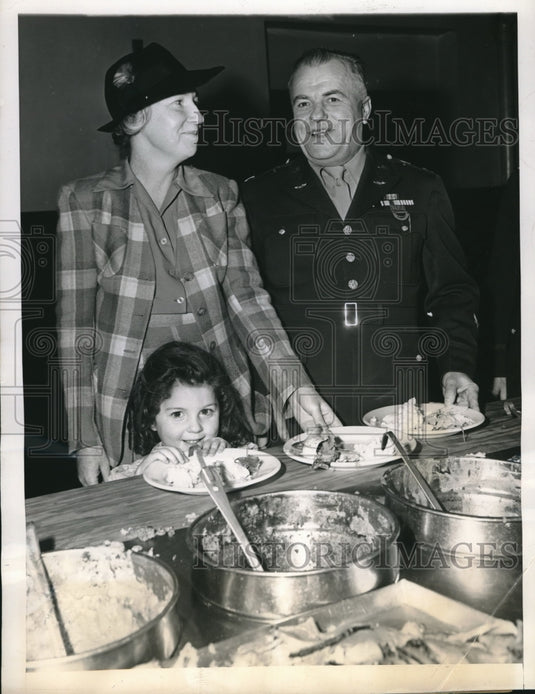 1943 Press Photo Capt & Mrs Gordon Lewis & daughter at turkey dinner in NYC - Historic Images