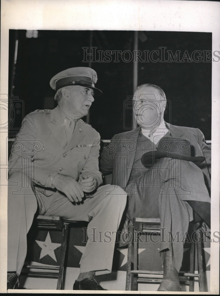 1945 Press Photo Detroit, Mich Gen Wm Knudsen &amp; Gov Harry Kelly - Historic Images