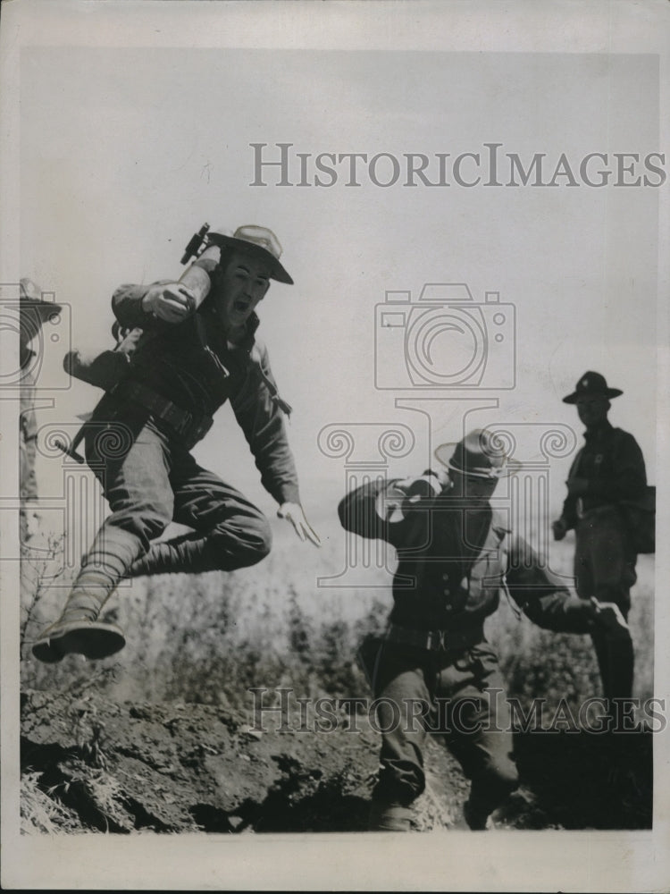 1937 Press Photo 30th Infantry soldiers on maneuvers in Calif.-Historic Images