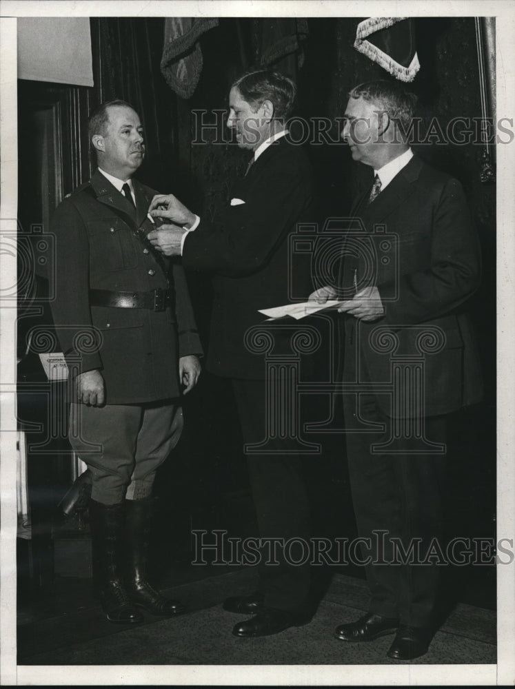 1930 Press Photo Sec of War PJ Hurley, Distingushed Ser, Cross to Maj G beach-Historic Images
