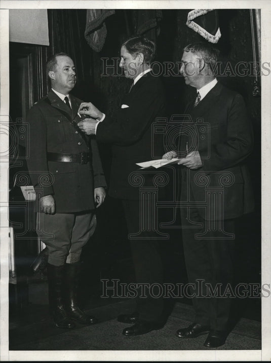 1930 Press Photo Sec of War PJ Hurley, Distingushed Ser, Cross to Maj G beach-Historic Images