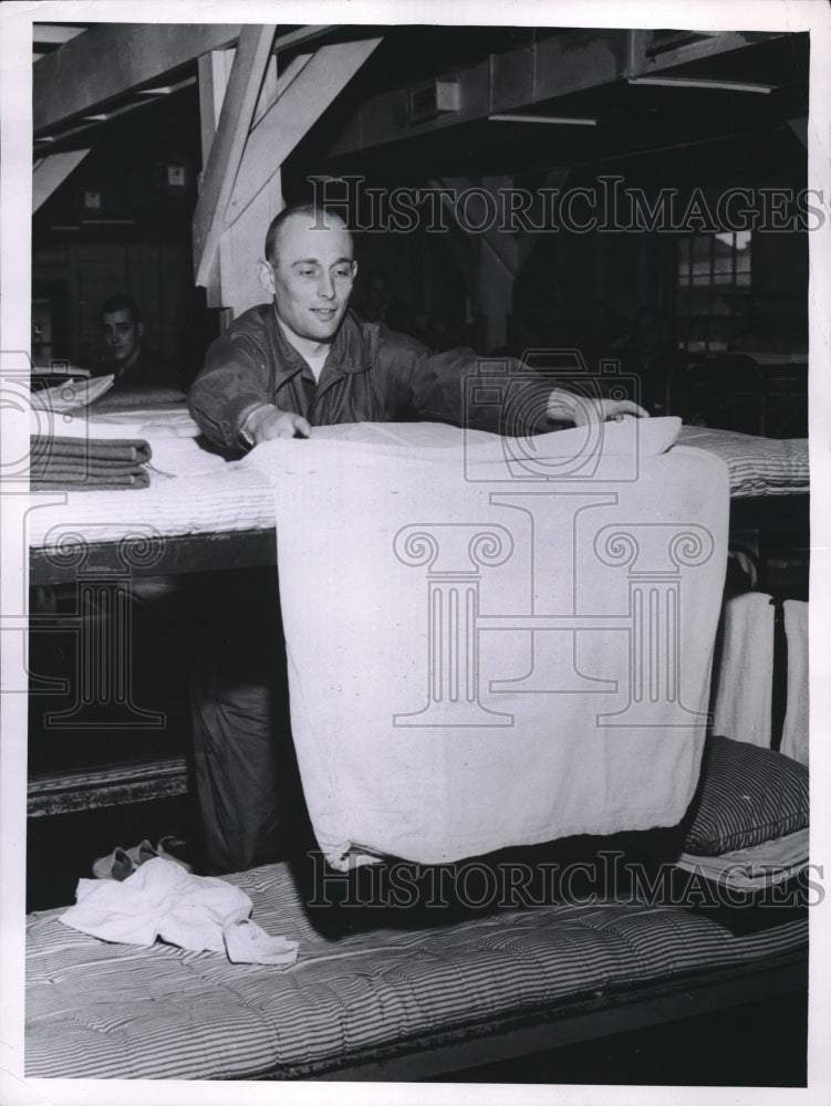 1957 Press Photo Lackland AFB, Tex. Refugee Geza Locsey in military training-Historic Images