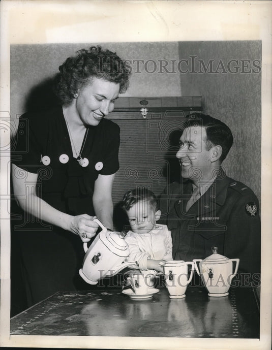 1946 Press Photo Lt.Alexander Bettencourt returned from France as heir to Castle - Historic Images