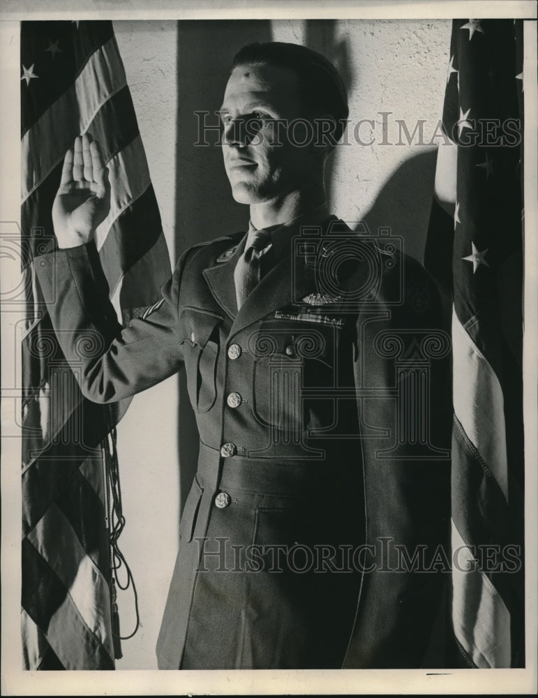 1946 Press Photo Cleveland, Ohio Thomas Harbert, takes oath for US Army-Historic Images