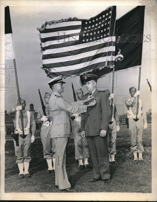 1944 Press Photo Ft Jay, NY Lt jg JO Parrott, Navy Cross from Capt DC Patterson-Historic Images