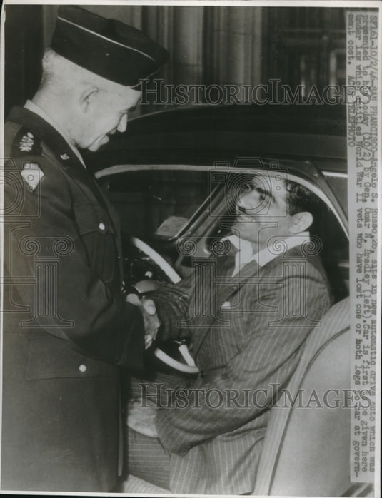 1946 Press Photo Gen. Omar Bradley presents Angelo Russo automatic car-Historic Images