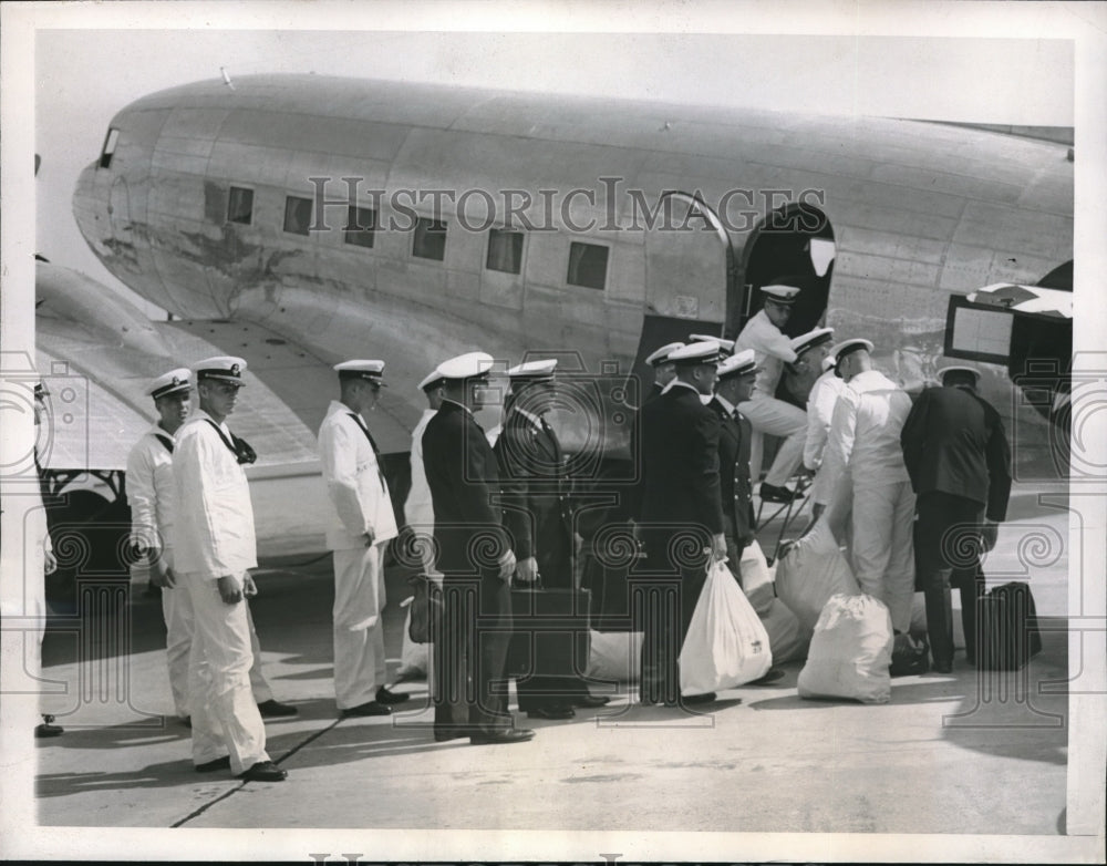 1946 D.C. US Naval Academy football team boards a plane for Mass. - Historic Images