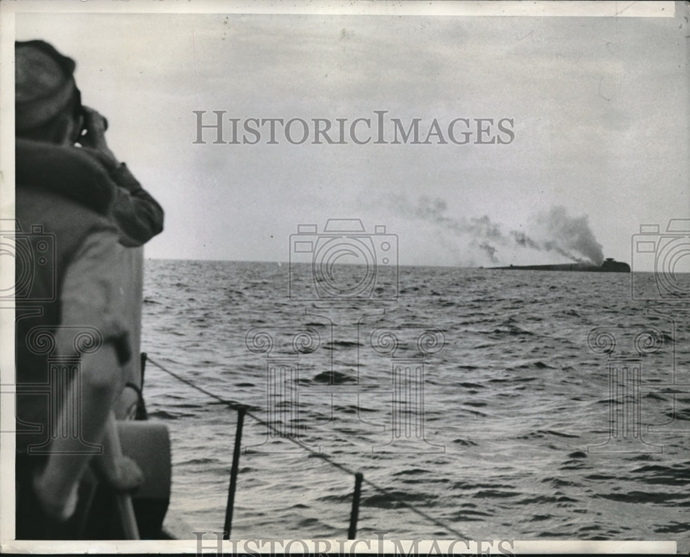 1942 Press Photo Escort vessels aid a bombed ship at sea-Historic Images