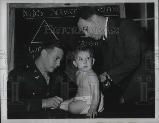 1945 Press Photo NY, Natl Diaper service, E Sturgis, Lt D Gilber & a baby-Historic Images