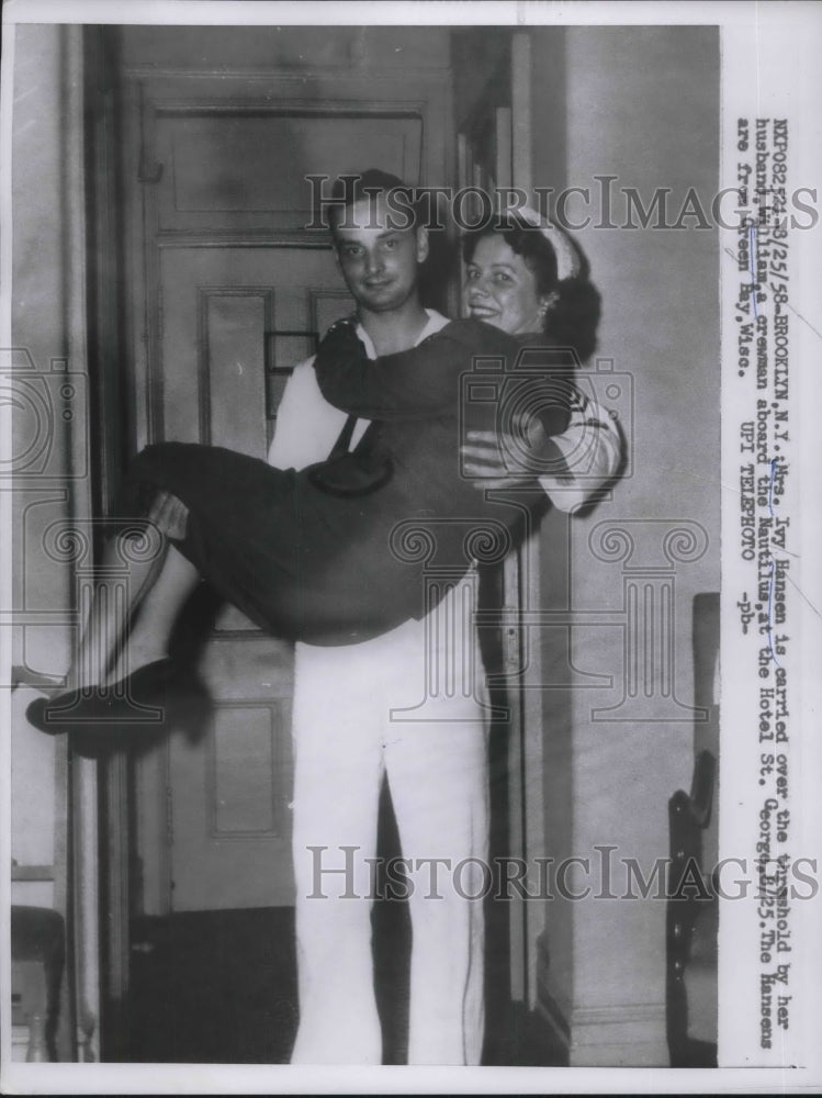 1958 Press Photo NYC.Ivy Hansen &amp; husband sailor Charles of sub Nautilus-Historic Images