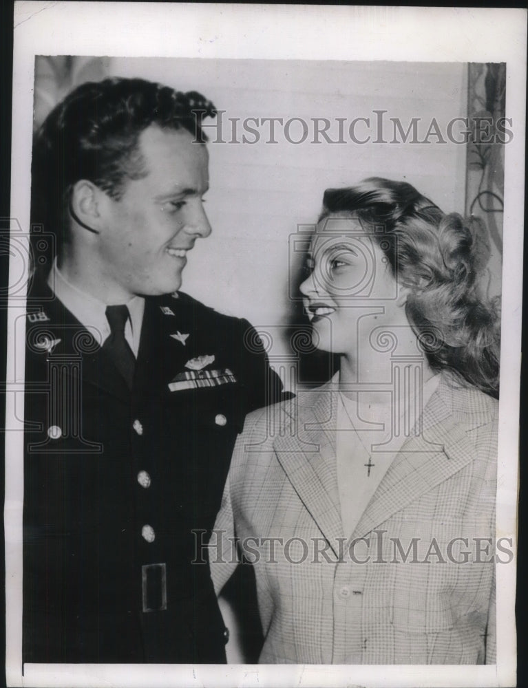 1945 Reconnaissance Pilot Lt. Col. John Hoover and his Bride. - Historic Images