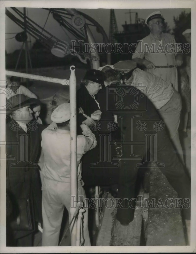 1941 W Palm Beach, Fla Coast Guard &amp; rescued liner passengers - Historic Images