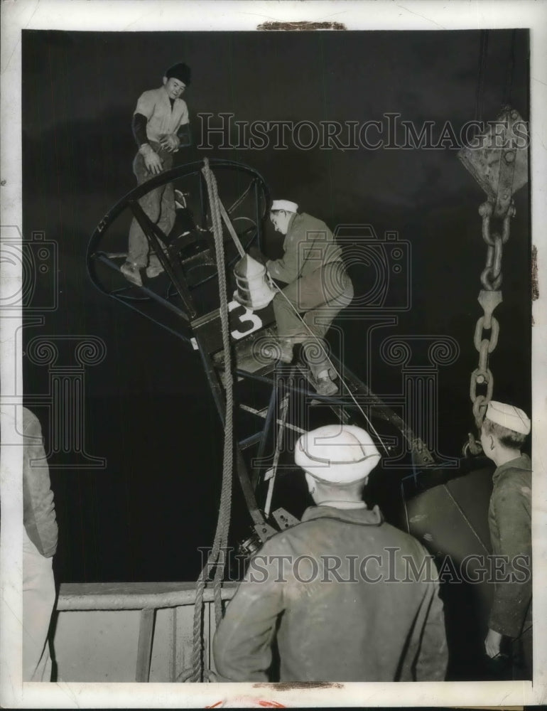 1942 Press Photo Coast Guard buoy tender & crew on the East coast-Historic Images