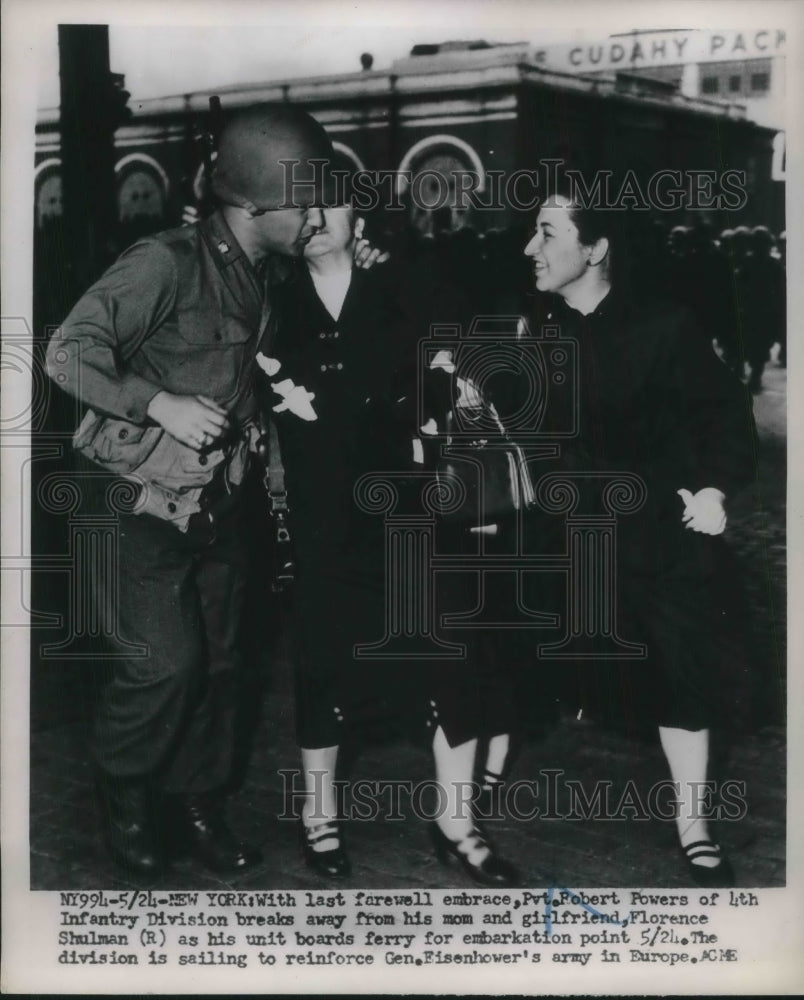 1951 Press Photo NYC, Pvt Robert Powers, 4th Infantry Div says by to friends-Historic Images