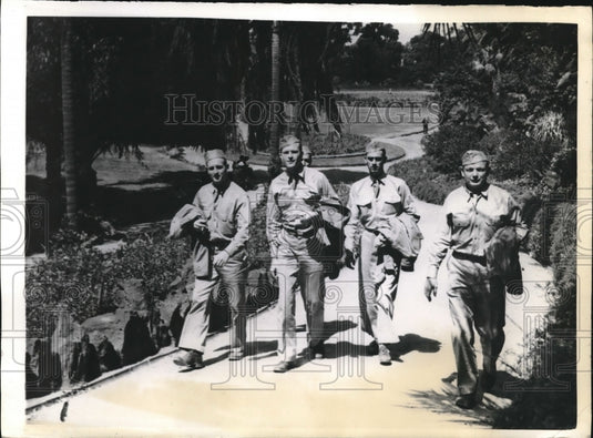 1942 U.S. Soldiers as they stroll through a Melbourne Park. - Historic Images