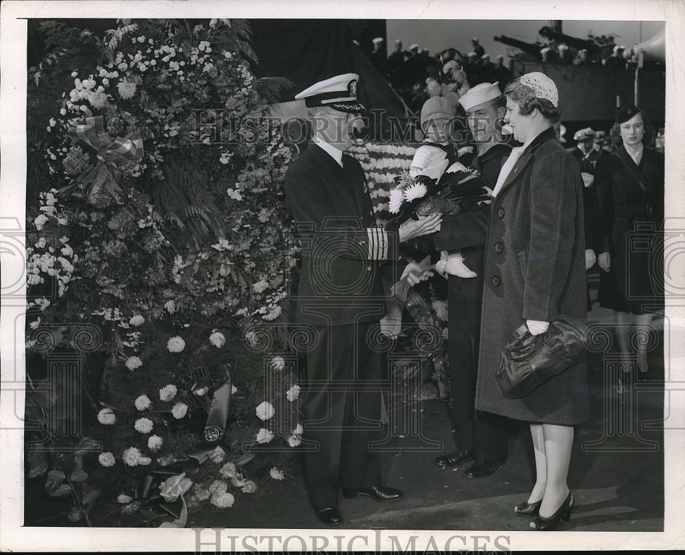 1945 NYC, Capt Rbt Workman, Mrs F Weckstrom, Seamna C Klein - Historic Images