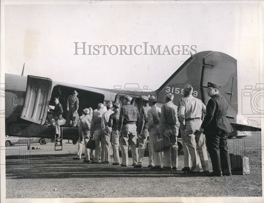 1944 Press Photo San Francisco, Cal. C-47 Army transport plane & walking wounded - Historic Images