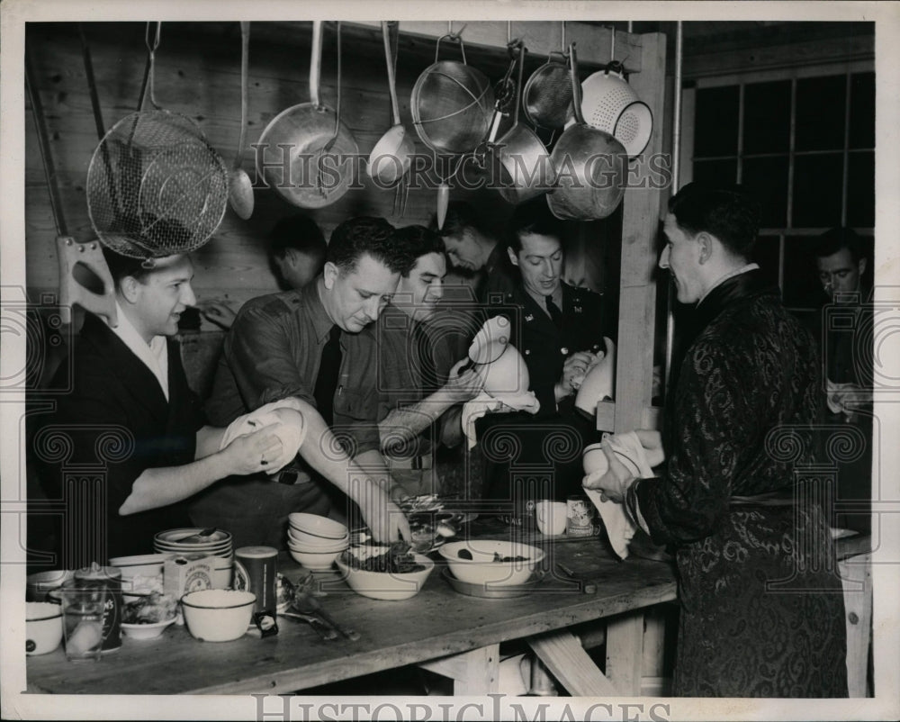 1941 Press Photo Fort Meade MD 2nd Lt of 12st Engineers on KP with ice cream-Historic Images