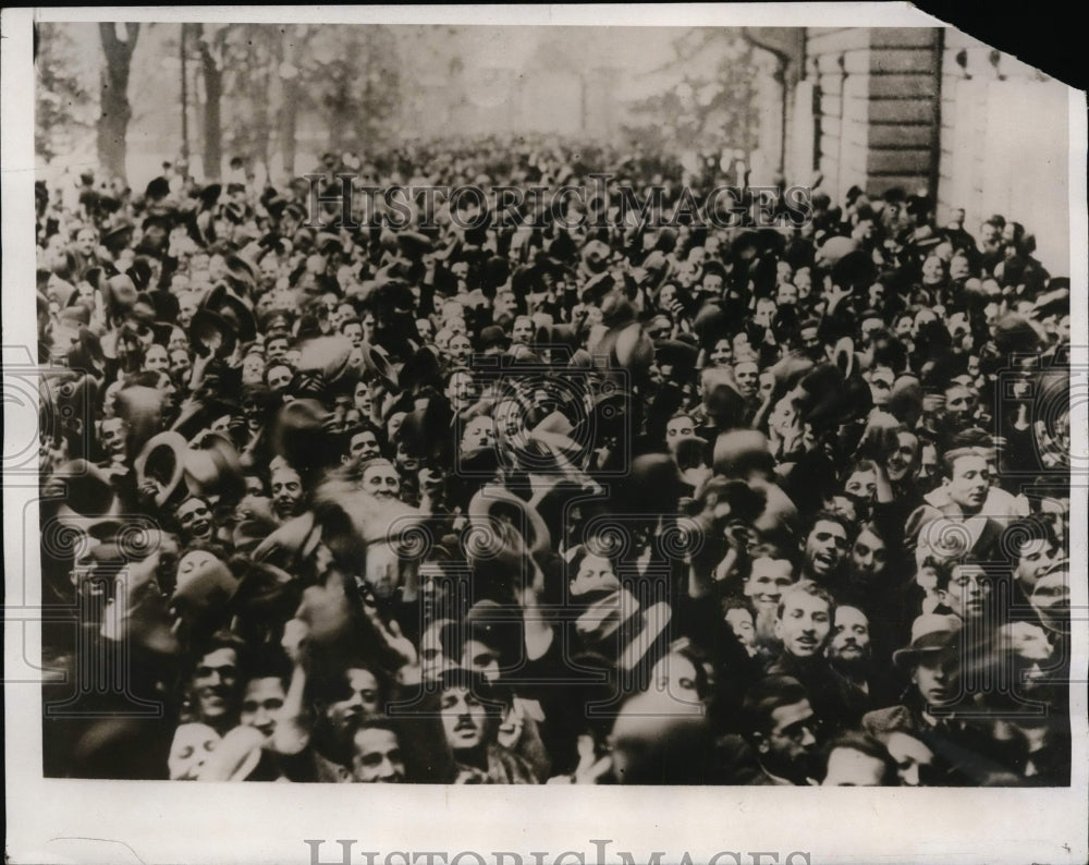 1933 Press Photo Crowds at Sofia Bulgaria cheer birth of Princess at Palace-Historic Images