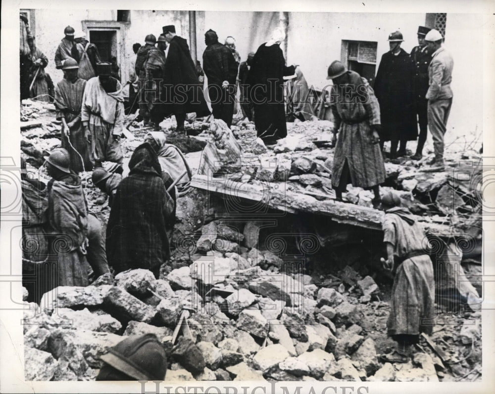 1943 Press Photo French Morocco soldiers at area bombed by the Germans-Historic Images