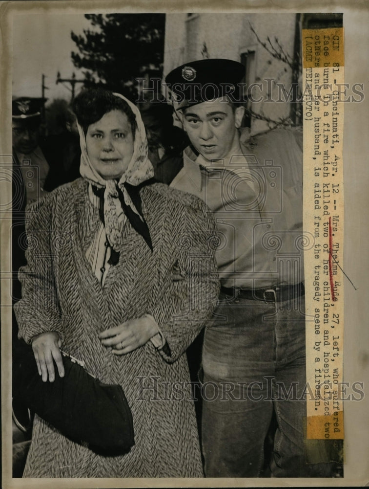 1949 Press Photo Mrs Thelma Rude &amp; husband after fire that killed 2 children-Historic Images