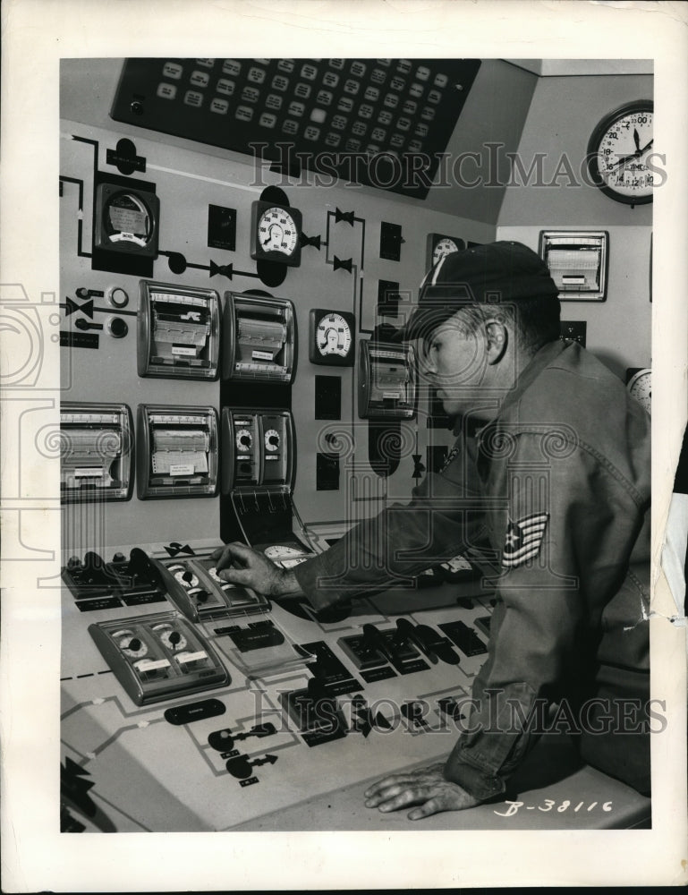 1961 Air Force Sgt Douglas Sprey at console of PM - Historic Images