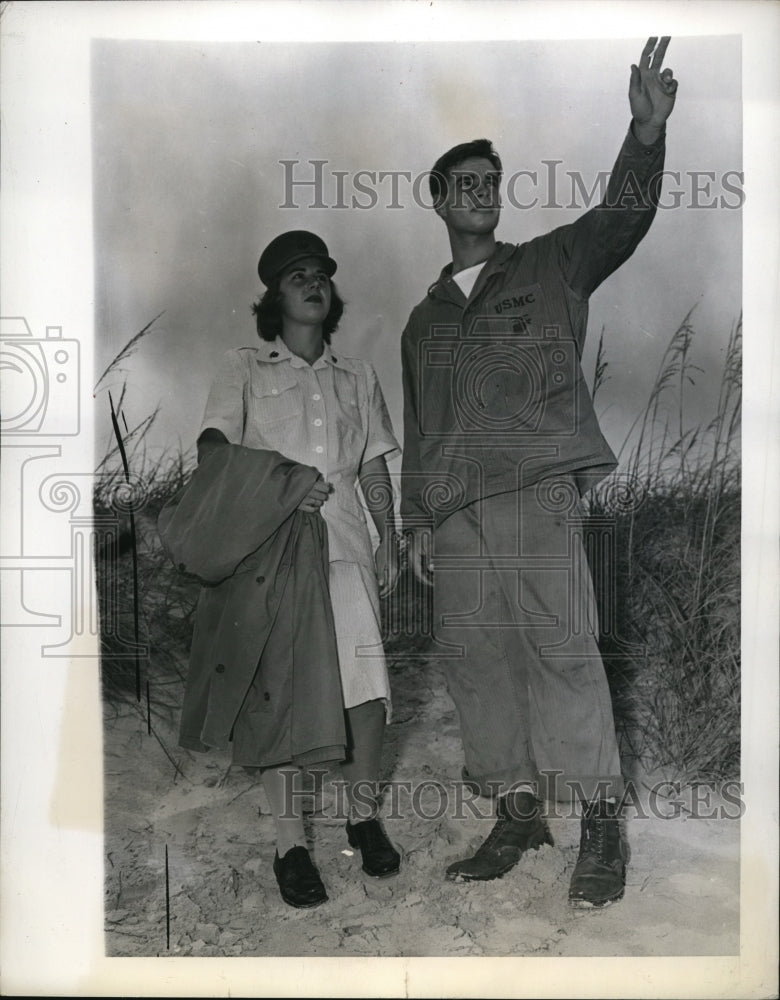 1943 Press Photo Pvt Elizabeth Morris &amp; Corp Langdon Morris Jr at New River NC-Historic Images