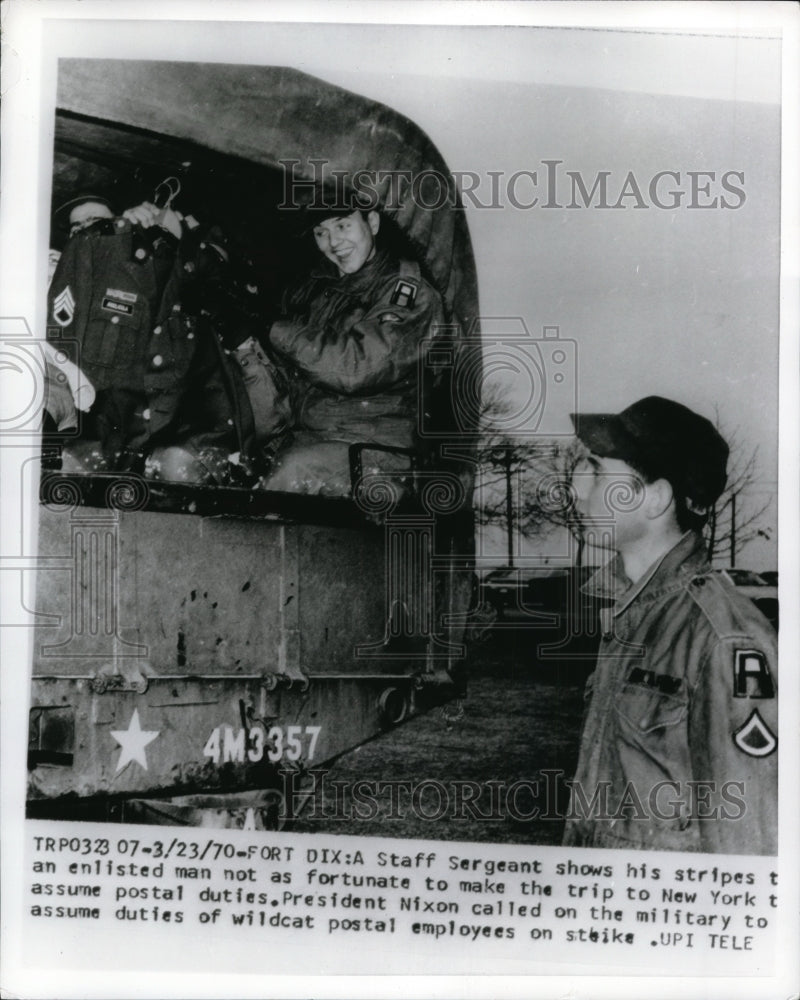 1970 Press Photo A Staff Sergeant &amp; enlisted at Fort Dix headed to NY - Historic Images