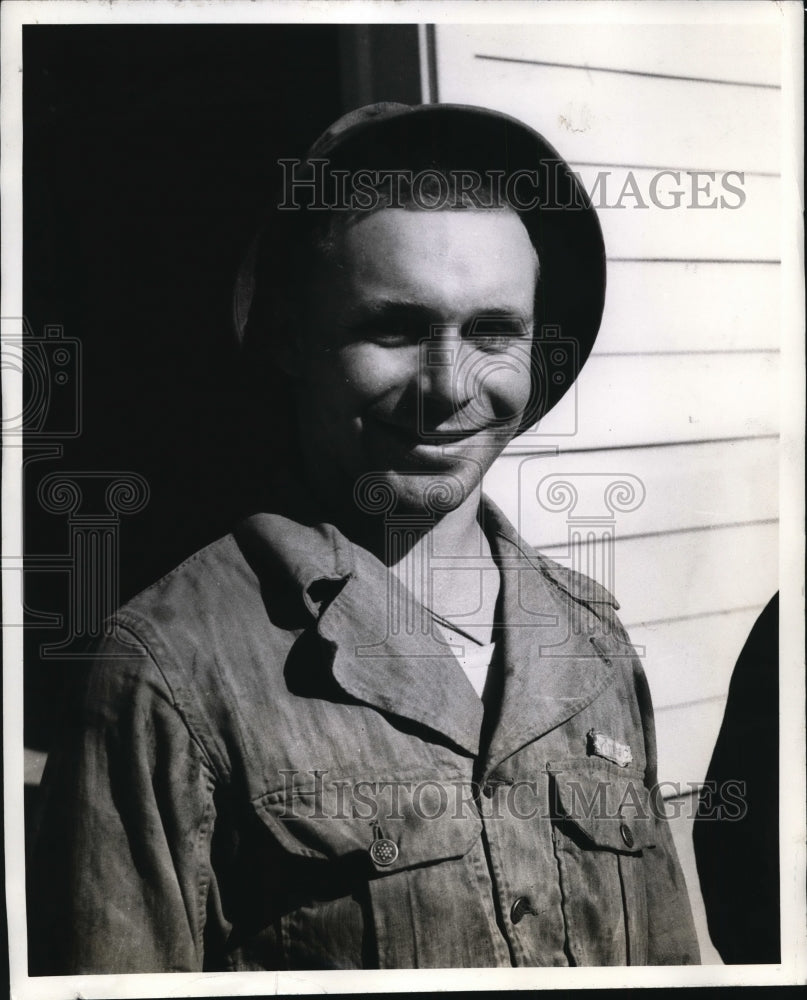 1942 Press Photo Pvt Clifford E Vollemer training in 17th Armored Replacement - Historic Images