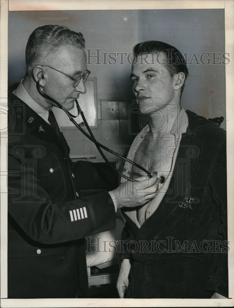 1956 Press Photo Army pvt Sydney Ray Sparks &amp; Dr Col Vernon J Erkenbeck- Historic Images