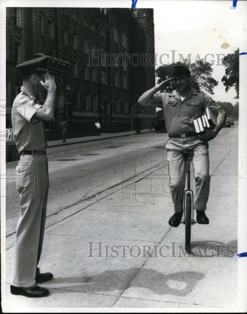 1969 Press Photo Sp4 Greg Wells at West Point Military Academy &amp; Maj Britt - Historic Images