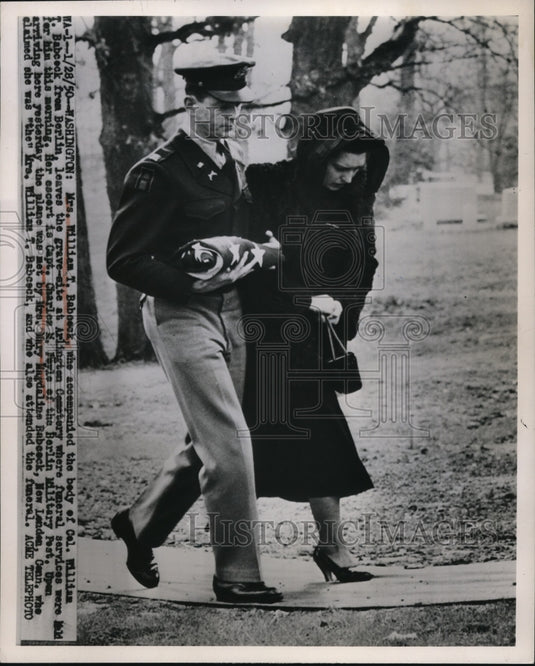 1950 Press Photo Mrs William Babcock & Capt Charles Foyle at Arlington Cemetary - Historic Images