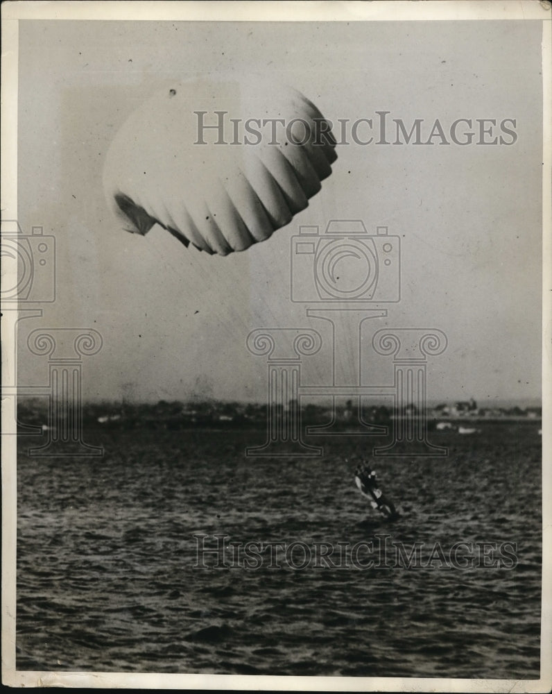 1929 Press Photo A parachute jumper lands in San Diego CA bay on manuevers-Historic Images