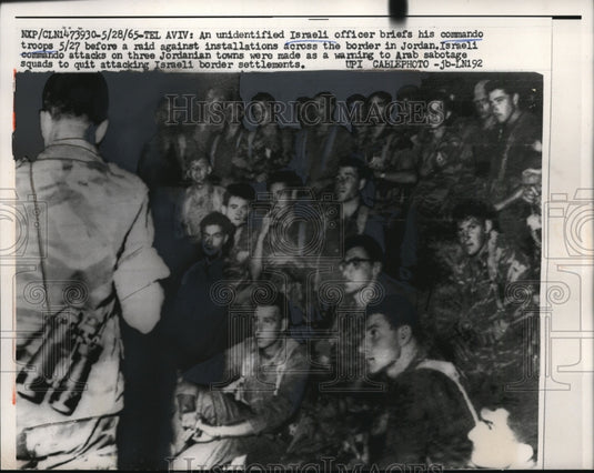 1935 Press Photo Israeli Officer briefs troops prior to raid on Jordan border-Historic Images