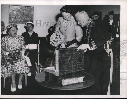 1956 Press Photo Princess Beatrix & Amsterdam's Mayor A.J. D'Ailly Visit Museum - Historic Images